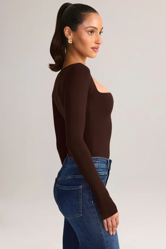 Kaia Modal långärmad topp med fyrkantig halsringning i chokladbrunt Kaia Modal långärmad topp med fyrkantig halsringning i chokladbrunt