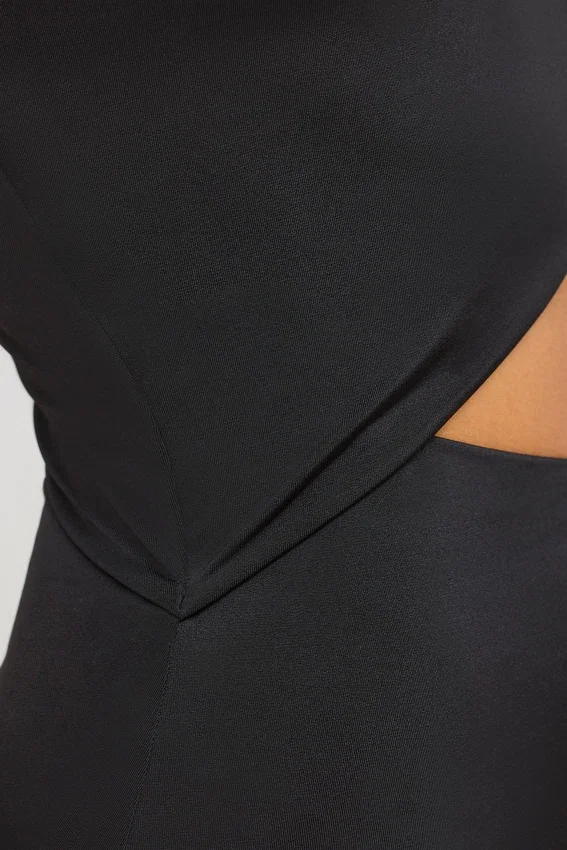 Kalina Jersey asymmetrisk maxiklänning med utskärningar i svart Kalina Jersey asymmetrisk maxiklänning med utskärningar i svart