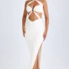 Kalyani maxiklänning med utskärningar och rynkad halterneck i vitt Kalyani maxiklänning med utskärningar och rynkad halterneck i vitt