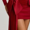 Karelyn miniklänning med rynkad detalj och rosett i True Red Karelyn miniklänning med rynkad detalj och rosett i True Red