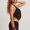 Keika halterneck-crop-top med krage i rött suddigt tryck Keika halterneck-crop-top med krage i rött suddigt tryck