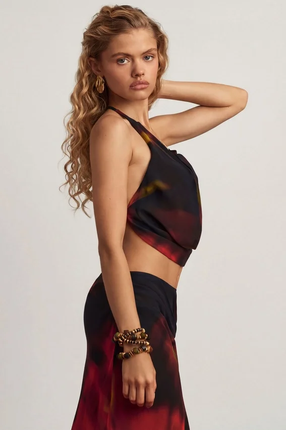 Keika halterneck-crop-top med krage i rött suddigt tryck Keika halterneck-crop-top med krage i rött suddigt tryck