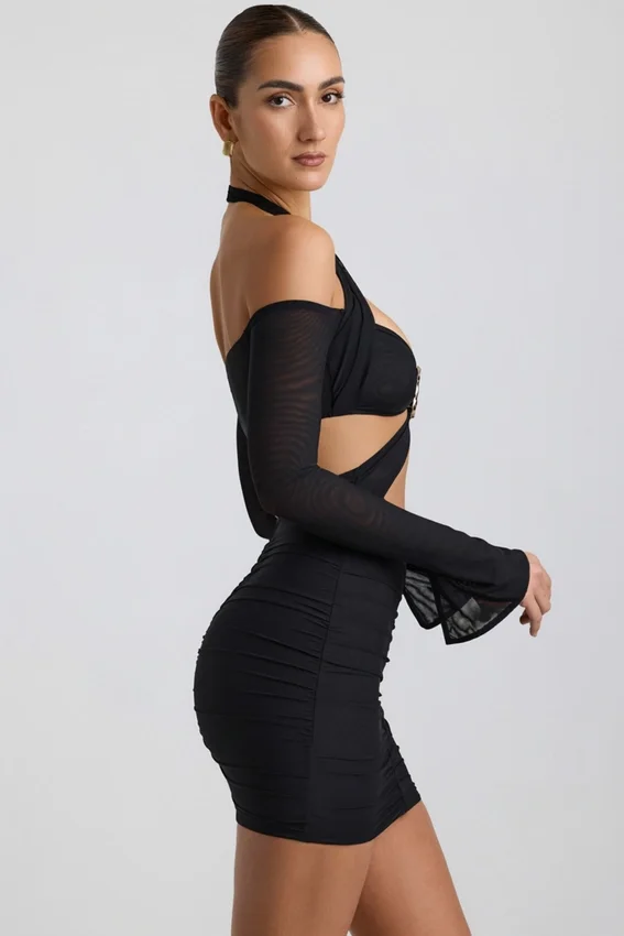 Kemina axelbar rynkad miniklänning med utskärningar i svart Kemina axelbar rynkad miniklänning med utskärningar i svart