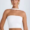 Khai bandeau-top med chokerdetalj i vitt Khai bandeau-top med chokerdetalj i vitt