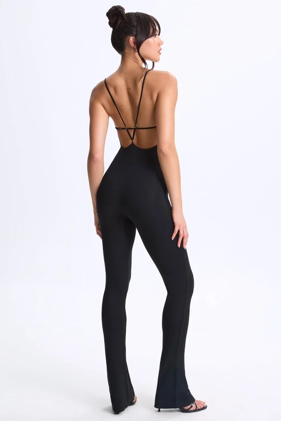 Kiki Modal Plunge Open-Back Flared Jumpsuit i svart Kiki Modal Plunge Open-Back Flared Jumpsuit i svart