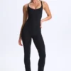 Kiki Modal Plunge Open-Back Flared Jumpsuit i svart Kiki Modal Plunge Open-Back Flared Jumpsuit i svart
