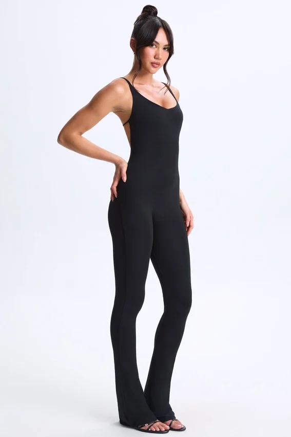 Kiki Modal Plunge Open-Back Flared Jumpsuit i svart Kiki Modal Plunge Open-Back Flared Jumpsuit i svart