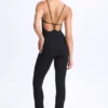 Kiki Modal Plunge Open-Back Flared Jumpsuit i svart Kiki Modal Plunge Open-Back Flared Jumpsuit i svart