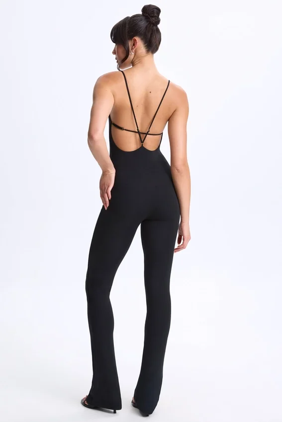 Kiki Modal Plunge Open-Back Flared Jumpsuit i svart Kiki Modal Plunge Open-Back Flared Jumpsuit i svart