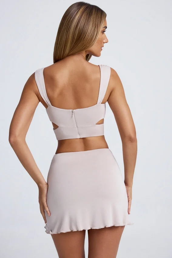 Kira Crop Top med utskärningar och detaljer i metall i himmelsgrått Kira Crop Top med utskärningar och detaljer i metall i himmelsgrått