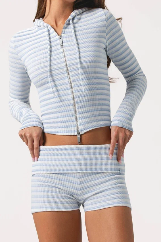 Mini-shorts i ribbad jersey med blå ränder Mini-shorts i ribbad jersey med blå ränder