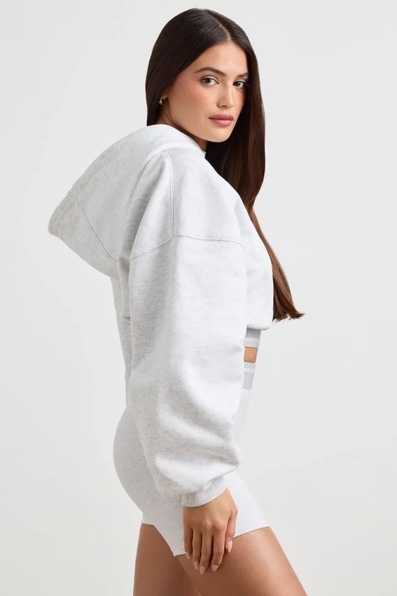 Kort hoodie i stretchig bomullsfleece i gråmelerat Kort hoodie i stretchig bomullsfleece i gråmelerat
