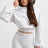 Kort hoodie i stretchig bomullsfleece i gråmelerat Kort hoodie i stretchig bomullsfleece i gråmelerat