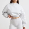 Kort hoodie i stretchig bomullsfleece i gråmelerat Kort hoodie i stretchig bomullsfleece i gråmelerat