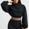 Kort hoodie i stretchig bomullsfleece i svart Kort hoodie i stretchig bomullsfleece i svart
