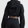 Kort hoodie i stretchig bomullsfleece i svart Kort hoodie i stretchig bomullsfleece i svart