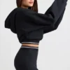 Kort hoodie i stretchig bomullsfleece i svart Kort hoodie i stretchig bomullsfleece i svart