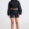 Kort hoodie i stretchig bomullsfleece i svart Kort hoodie i stretchig bomullsfleece i svart