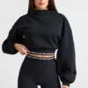 Kort hoodie i stretchig bomullsfleece i svart Kort hoodie i stretchig bomullsfleece i svart