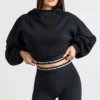 Kort hoodie i stretchig bomullsfleece i svart Kort hoodie i stretchig bomullsfleece i svart