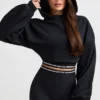 Kort hoodie i stretchig bomullsfleece i svart Kort hoodie i stretchig bomullsfleece i svart