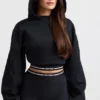 Kort hoodie i stretchig bomullsfleece i svart Kort hoodie i stretchig bomullsfleece i svart