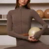 Kort jacka med dragkedja i Soft Active-material i färgen Cocoa Kort jacka med dragkedja i Soft Active-material i färgen Cocoa