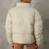 Kort puffjacka med avtagbara ärmar i sand Kort puffjacka med avtagbara ärmar i sand