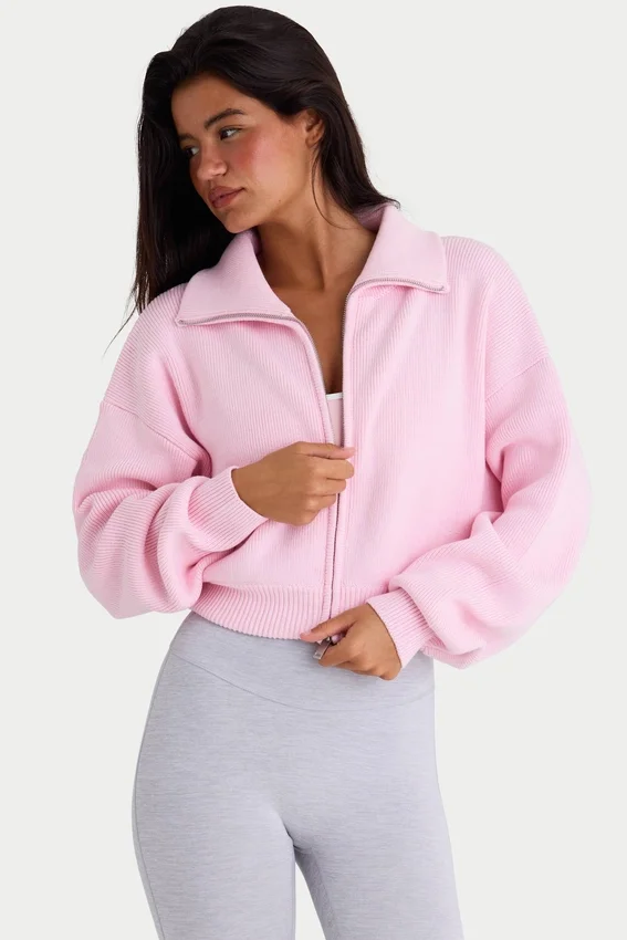 Kort sweatshirt i ribbad stickning med dragkedja i ljusrosa Kort sweatshirt i ribbad stickning med dragkedja i ljusrosa