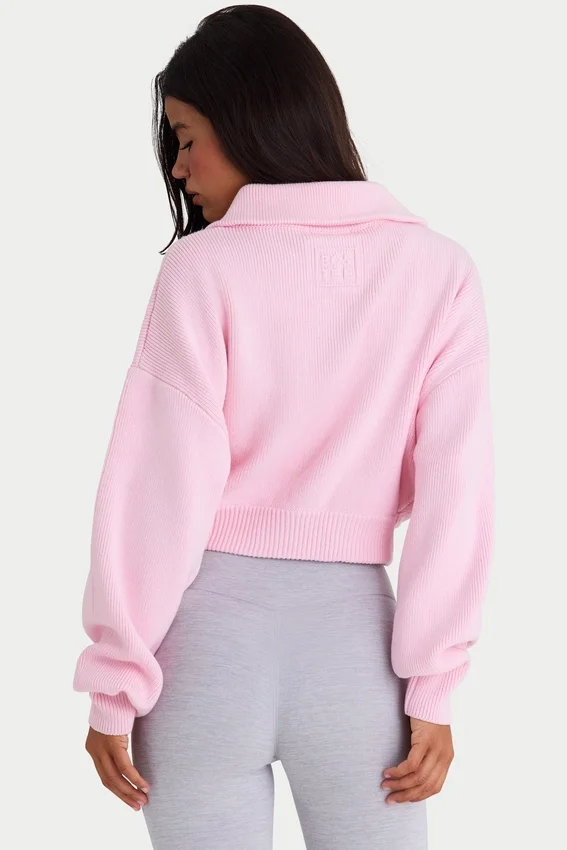 Kort sweatshirt i ribbad stickning med dragkedja i ljusrosa Kort sweatshirt i ribbad stickning med dragkedja i ljusrosa