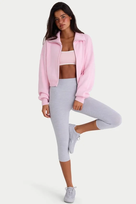 Kort sweatshirt i ribbad stickning med dragkedja i ljusrosa Kort sweatshirt i ribbad stickning med dragkedja i ljusrosa