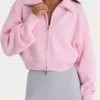 Kort sweatshirt i ribbad stickning med dragkedja i ljusrosa Kort sweatshirt i ribbad stickning med dragkedja i ljusrosa