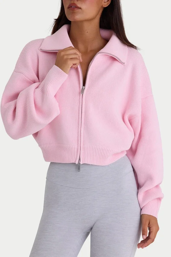 Kort sweatshirt i ribbad stickning med dragkedja i ljusrosa Kort sweatshirt i ribbad stickning med dragkedja i ljusrosa