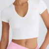 Kort T-shirt i stretchig bomullsjersey med grafiskt tryck i vitt Kort T-shirt i stretchig bomullsjersey med grafiskt tryck i vitt