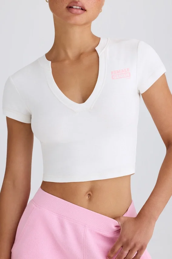 Kort T-shirt i stretchig bomullsjersey med grafiskt tryck i vitt Kort T-shirt i stretchig bomullsjersey med grafiskt tryck i vitt