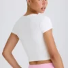 Kort T-shirt i stretchig bomullsjersey med grafiskt tryck i vitt Kort T-shirt i stretchig bomullsjersey med grafiskt tryck i vitt