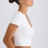 Kort T-shirt i stretchig bomullsjersey med grafiskt tryck i vitt Kort T-shirt i stretchig bomullsjersey med grafiskt tryck i vitt