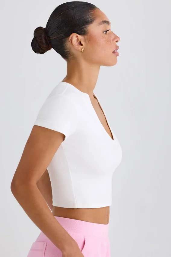 Kort T-shirt i stretchig bomullsjersey med grafiskt tryck i vitt Kort T-shirt i stretchig bomullsjersey med grafiskt tryck i vitt