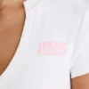 Kort T-shirt i stretchig bomullsjersey med grafiskt tryck i vitt Kort T-shirt i stretchig bomullsjersey med grafiskt tryck i vitt