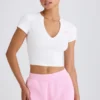 Kort T-shirt i stretchig bomullsjersey med grafiskt tryck i vitt Kort T-shirt i stretchig bomullsjersey med grafiskt tryck i vitt