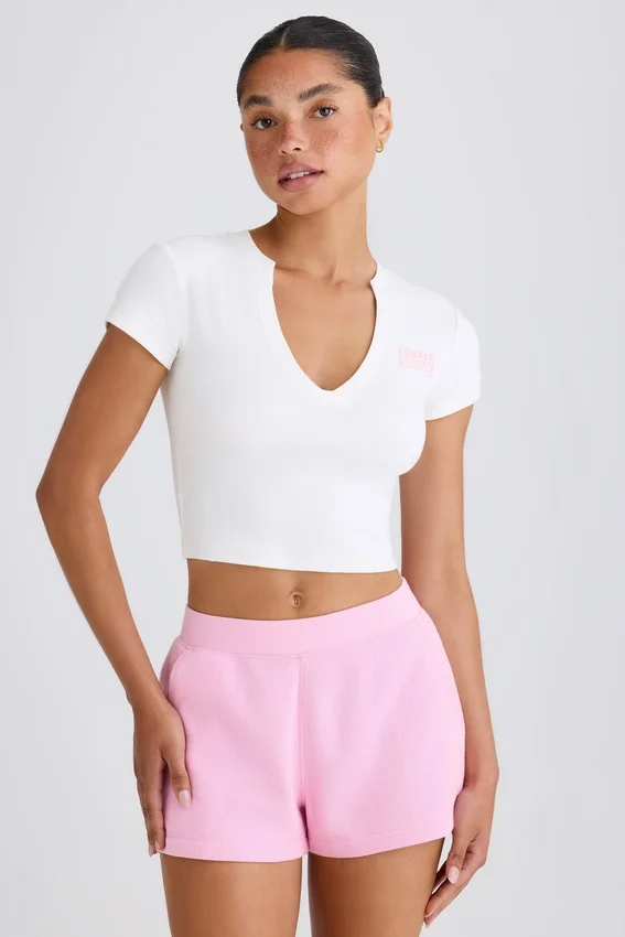 Kort T-shirt i stretchig bomullsjersey med grafiskt tryck i vitt Kort T-shirt i stretchig bomullsjersey med grafiskt tryck i vitt