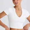 Kort T-shirt i stretchig bomullsjersey med grafiskt tryck i vitt Kort T-shirt i stretchig bomullsjersey med grafiskt tryck i vitt