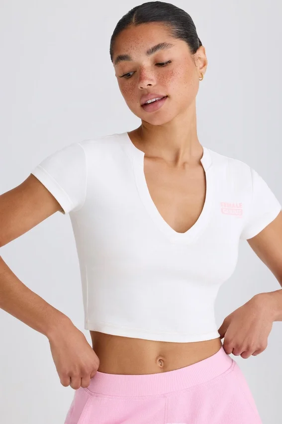 Kort T-shirt i stretchig bomullsjersey med grafiskt tryck i vitt Kort T-shirt i stretchig bomullsjersey med grafiskt tryck i vitt