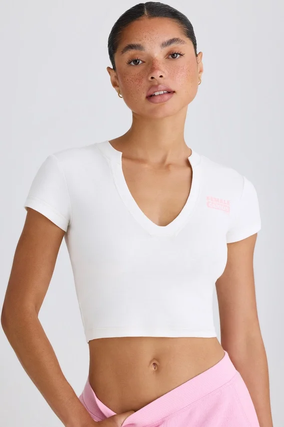 Kort T-shirt i stretchig bomullsjersey med grafiskt tryck i vitt Kort T-shirt i stretchig bomullsjersey med grafiskt tryck i vitt