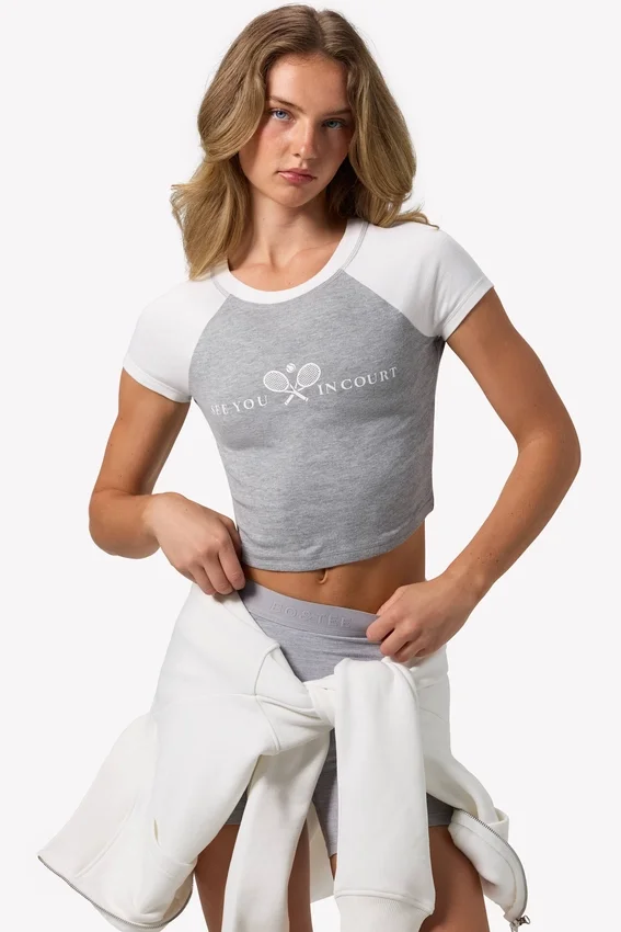 Kort T-shirt med grafiskt tryck i gråmelerad Kort T-shirt med grafiskt tryck i gråmelerad