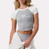 Kort T-shirt med grafiskt tryck i gråmelerad Kort T-shirt med grafiskt tryck i gråmelerad
