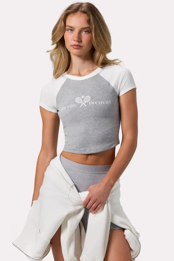 Kort T-shirt med grafiskt tryck i gråmelerad Kort T-shirt med grafiskt tryck i gråmelerad