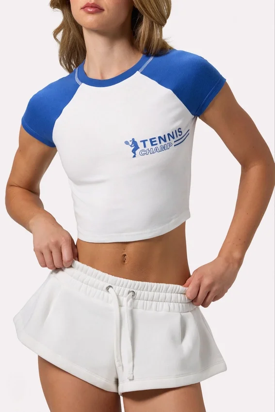 Kort T-shirt med grafiskt tryck i vitt Kort T-shirt med grafiskt tryck i vitt