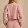 Kort tröja i ribbad stickning i blushrosa Kort tröja i ribbad stickning i blushrosa