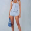 Lalita knäppt playsuit med halterneck i ljus denim Lalita knäppt playsuit med halterneck i ljus denim